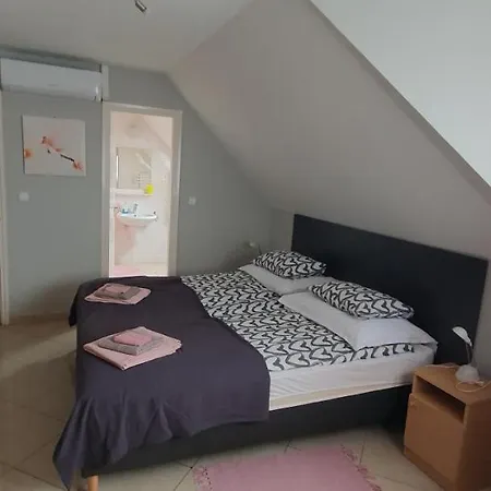 Pihenes Haza-relax Apartmanhaus Apartment Gyenesdias